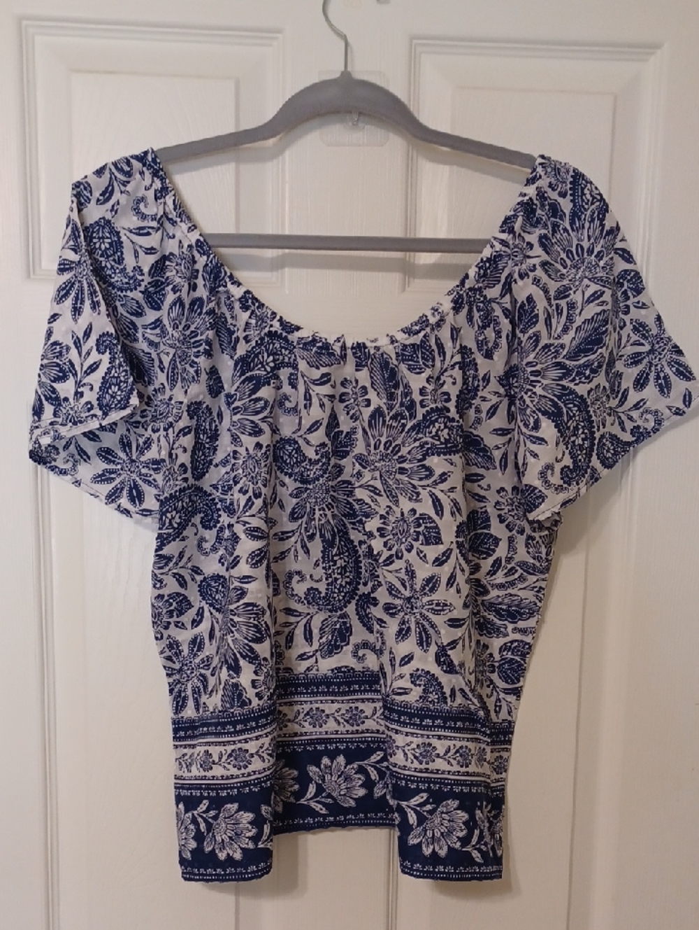 Loft Sz M, White and Navy Floral, On Or Off-Shoulder Top. NWOT